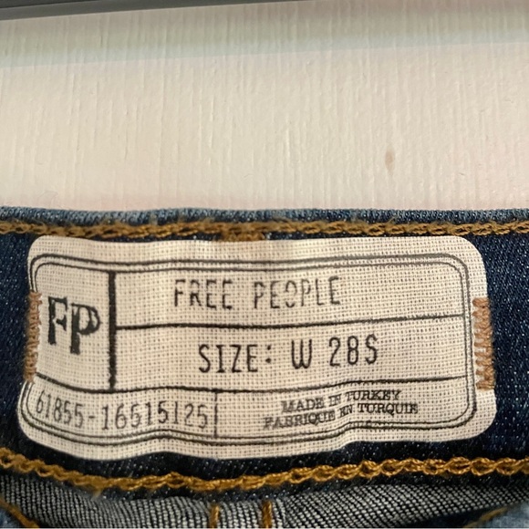 Free People Women’s Jeans. Short length. Size 28 Short. Blue. Knee holes. New. - Picture 4 of 5